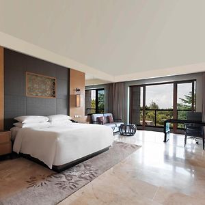 Deluxe Garden View Room King